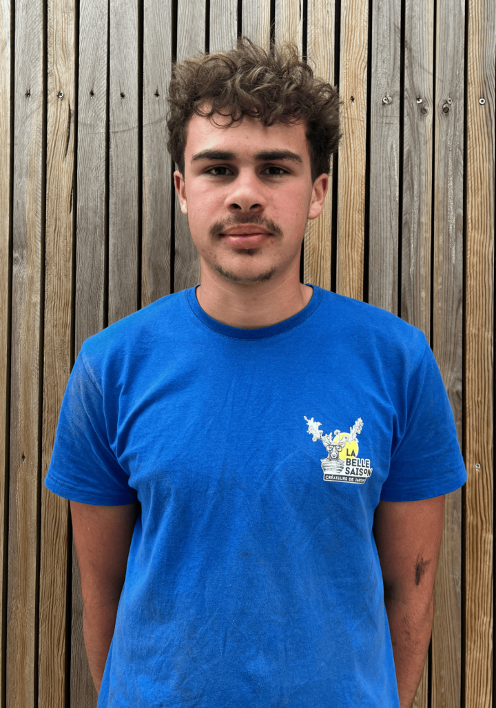 Il avance avec énergie et détermination pour devenir un pro du paysage.