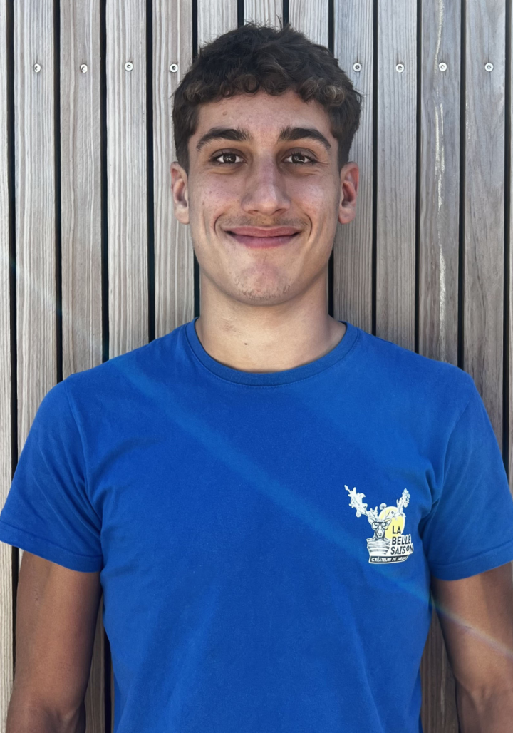 Il allie apprentissage et enthousiasme pour devenir un expert du paysage.