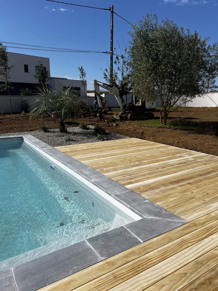 Nous mettons à votre disposition un large choix de matériaux, de styles et de finitions pour vous aider à personnaliser votre piscine selon vos envies.