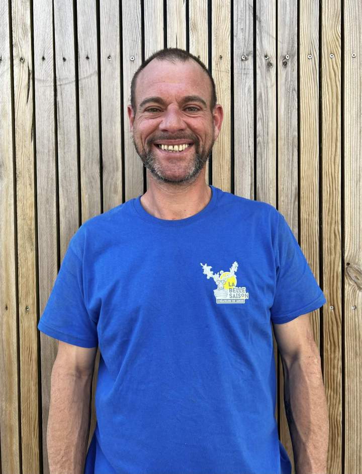 Il allie son expérience de paysagiste à une grande maîtrise de la maçonnerie, pour des réalisations solides et soignées.